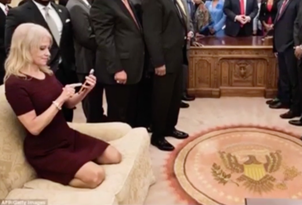 La consigliera di Trump Kellyanne Conway con i piedi sul divano della Casa Bianca