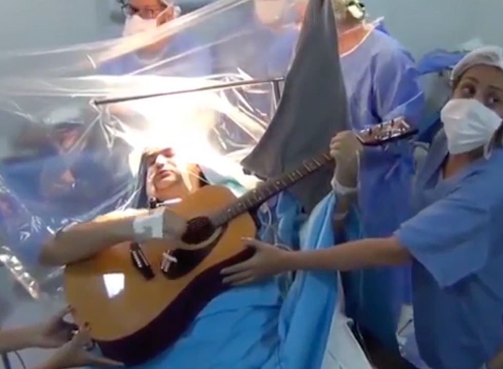 Suona la chitarra durante l'operazione al cervello