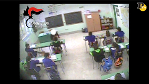 video violenza maltrattamenti scuola elementare maestra oppido mamertina