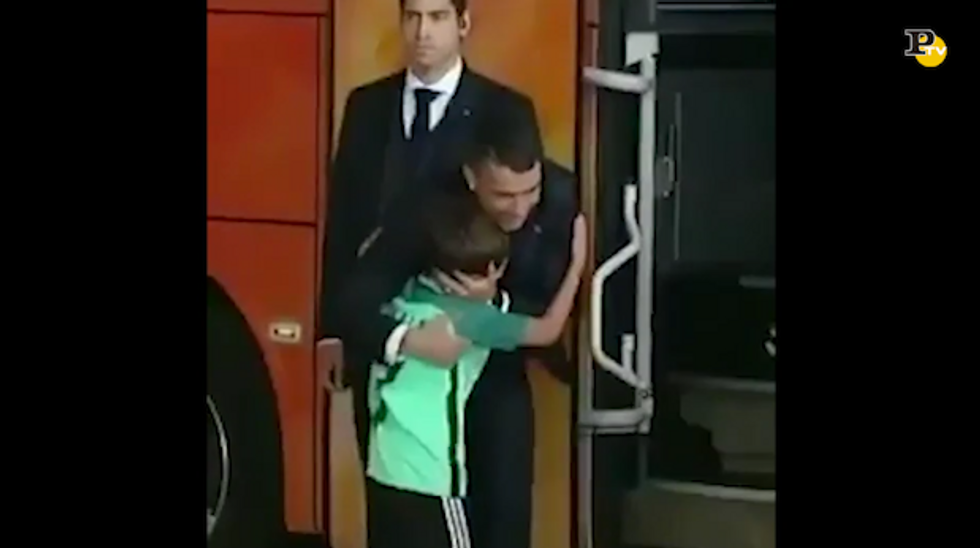 Mondiale, Cristiano Ronaldo ferma il bus per abbracciare un piccolo fan