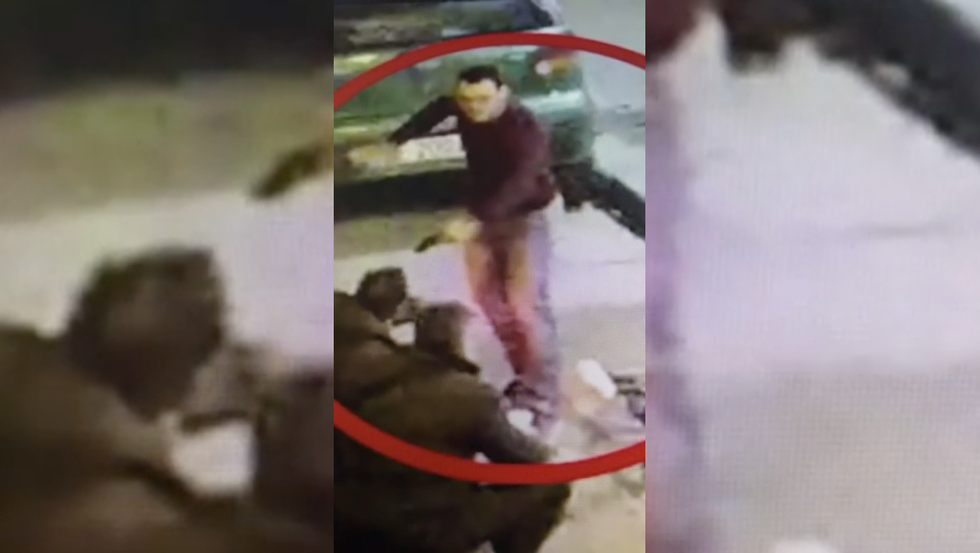 Frattamaggiore: il gioielliere con la pistola in mano dopo la rapina | video