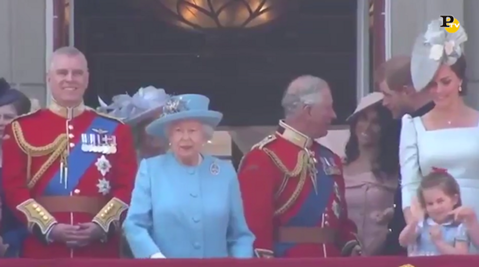 La principessina Charlotte imita i gesti della regina Elisabetta