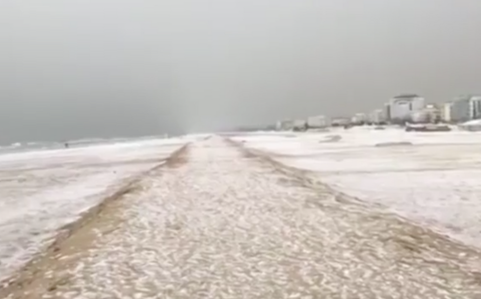 Rimini, neve 'tonda' sulla spiaggia: si chiama 'graupel'