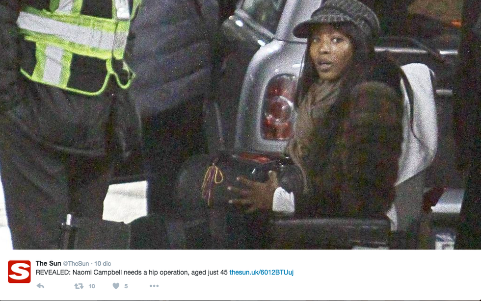 Naomi Campbell in sedia a rotelle