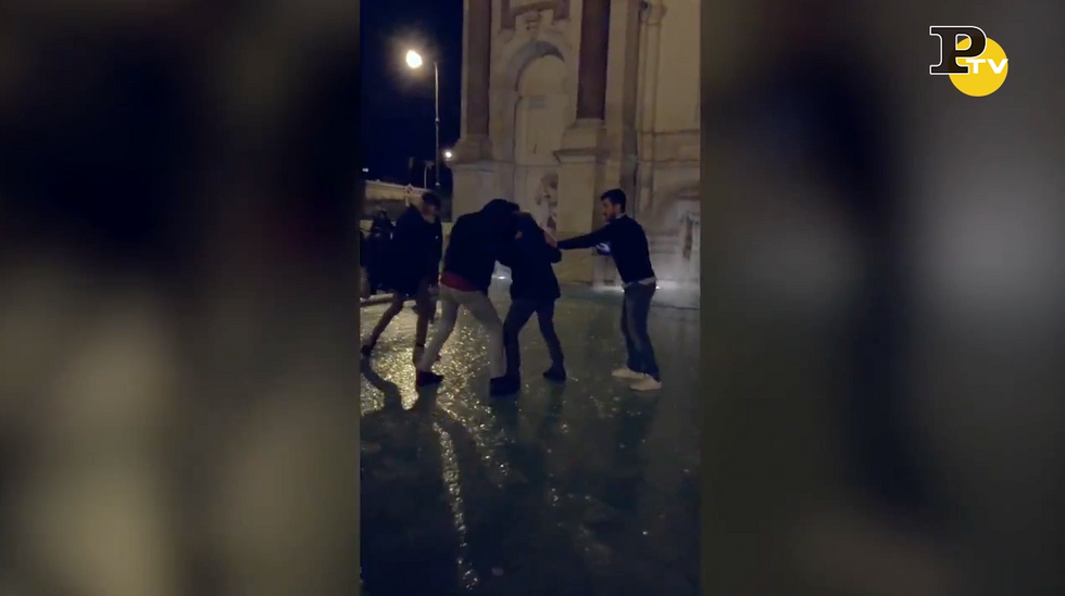 Roma, fontane ghiacciate: ragazzi ubriachi cadono in acqua
