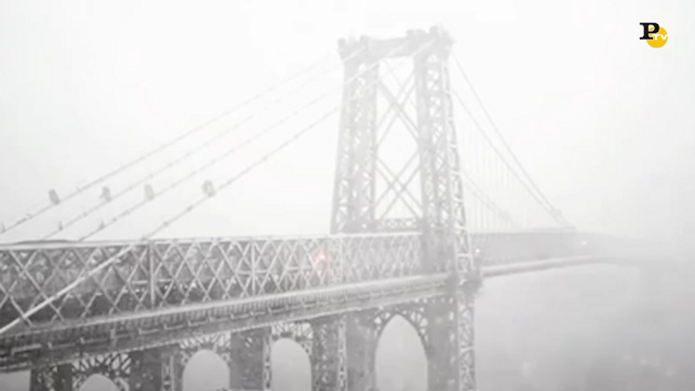 Bufera New York: Manhattan Bridge innevato