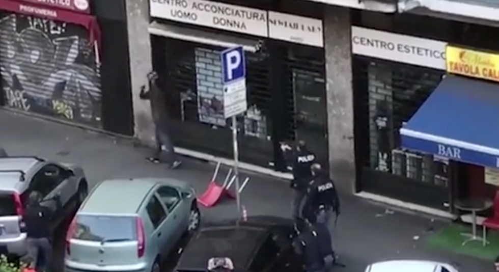 Milano, minaccia i passanti con il coltello: la polizia gli spara