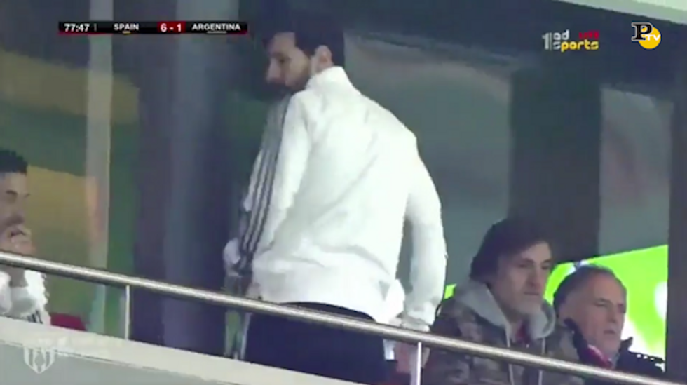 Messi se ne va dalla tribuna al sesto gol della Spagna