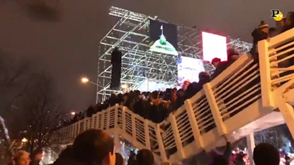 Mosca: il ponte crolla durante le celebrazioni per il Capodanno