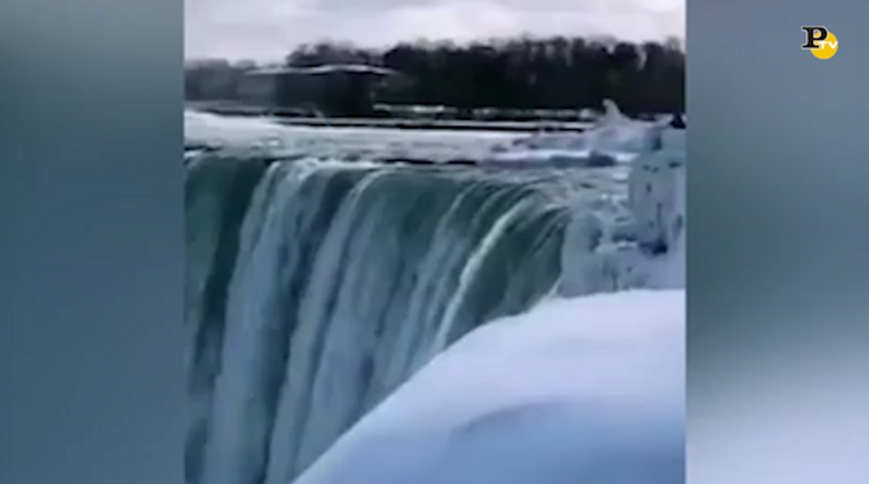 Niagara, le cascate ghiacciate prese d'assalto dai turisti
