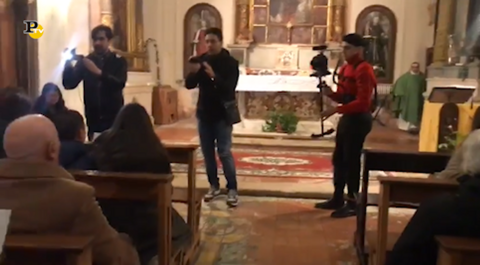 Soldi di Mahmood cantata dal prete in chiesa ad Avellino