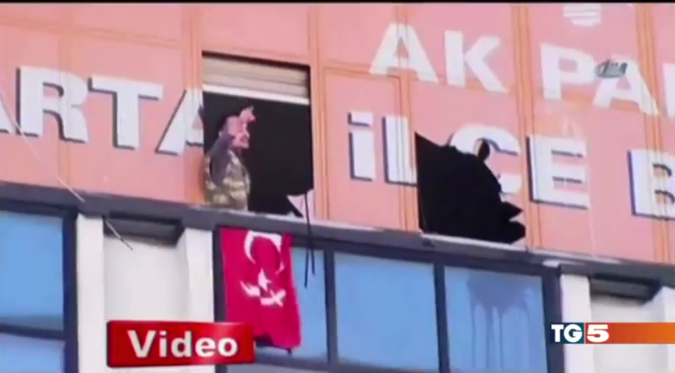 Turchia: assalto alla sede del partito di Erdogan