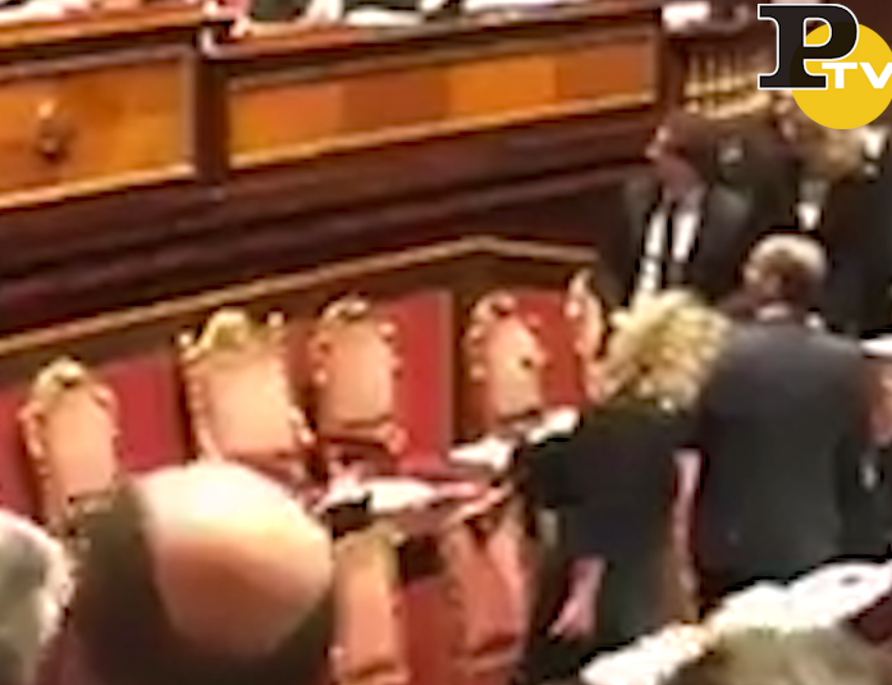 Dl Genova: Toninelli esulta con il pugno, il Senato protesta
