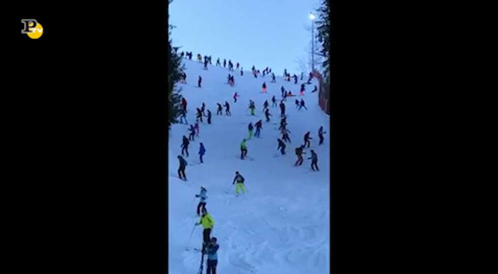 Una pista da sci affollatissima, le immagini dal Tirolo