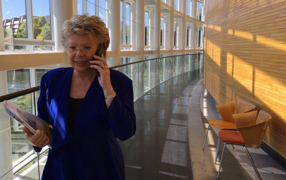 Parlamento europeo, la fine del roaming: la vittoria di Viviane Reding