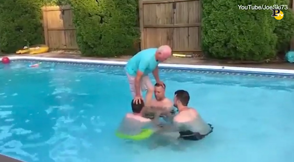 A 81 anni il nonnino fa un salto mortale in piscina
