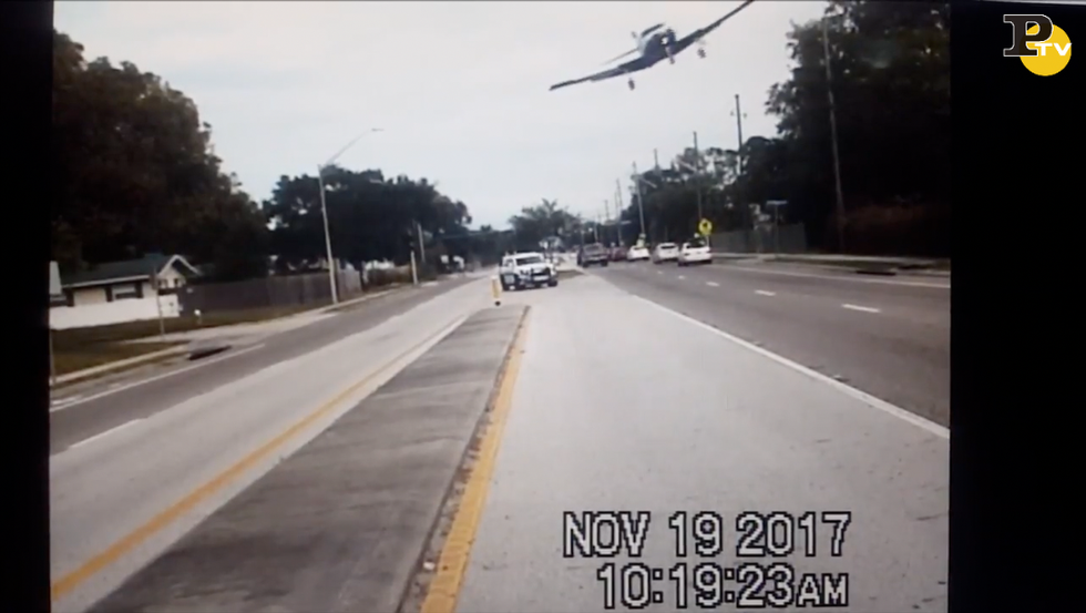 Aereo si schianta in autostrada negli Usa | video incidente