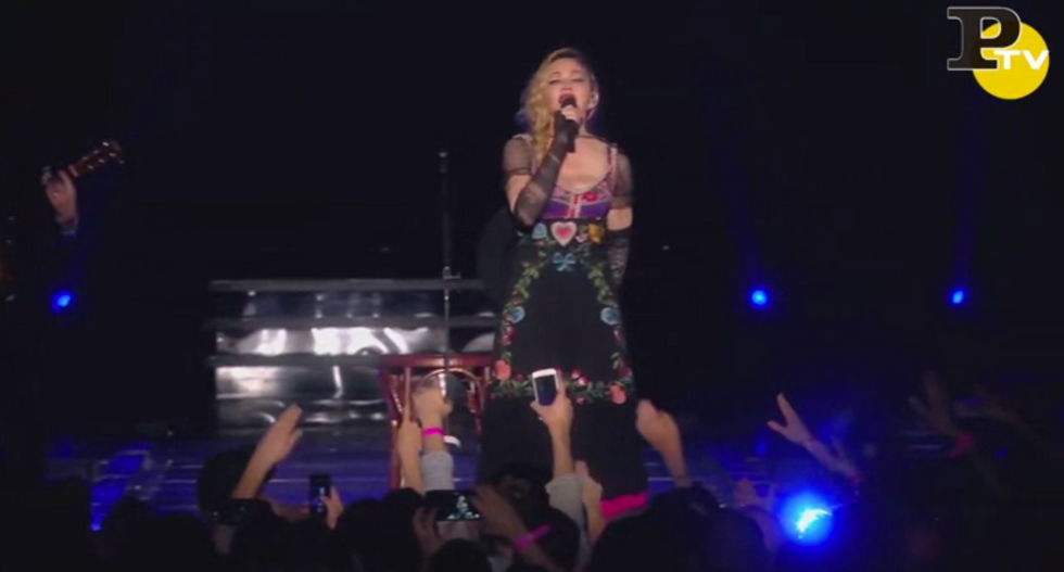 Madonna in lacrime canta "Like a Prayer" per le vittime di Parigi