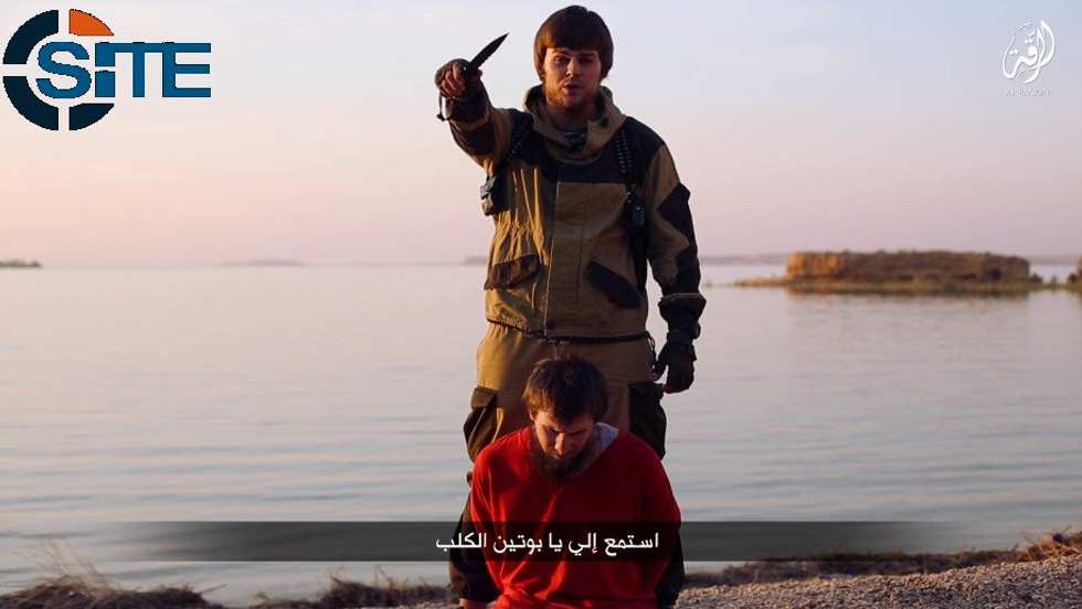 Isis, nuovo video dell'orrore, decapitata una "spia russa" - Foto