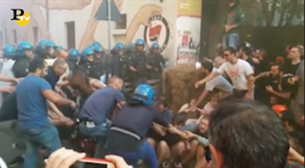 Bologna, scontri per sgombero centro sociale Labas | Video