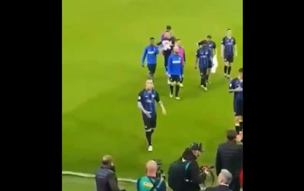 Nainggolan, gesto contro i tifosi della Lazio dopo la sconfitta dell'Inter I VIDEO
