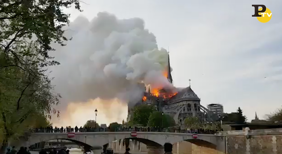 Incendio a Notre Dame: le fiamme avvolgono la Cattedrale - Video