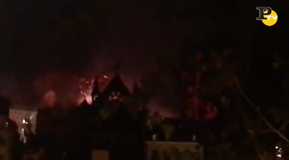 Incendio Notre Dame: cala la notte ma la Cattedrale continua a bruciare