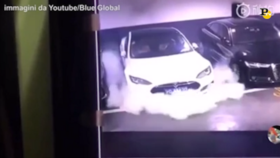 Cina, prende fuoco auto elettrica Tesla. Il video virale