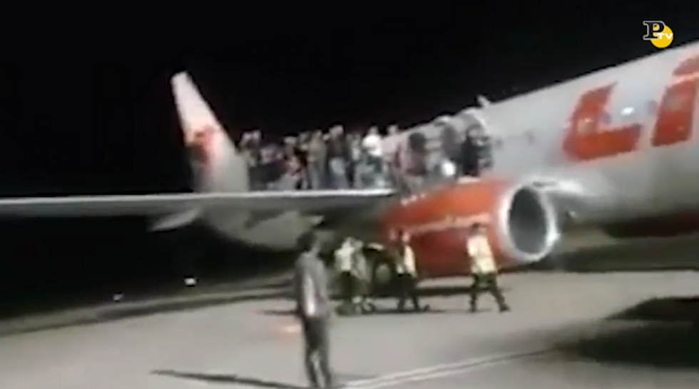 Allarme bomba a bordo dell'aereo, i passeggeri in fuga