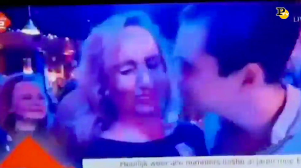 Cerca di baciare una ragazza e lei rifiuta in diretta tv