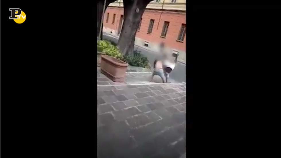 Acqui Terme, picchiano richiedente asilo e pubblicano il video su Facebook