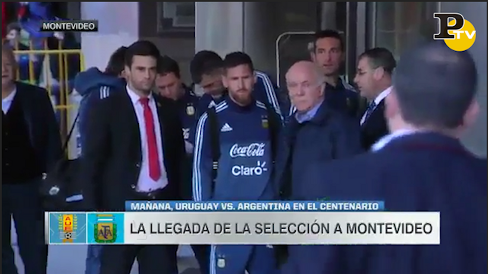 Leo Messi, un gesto da campione per il bambino in lacrime