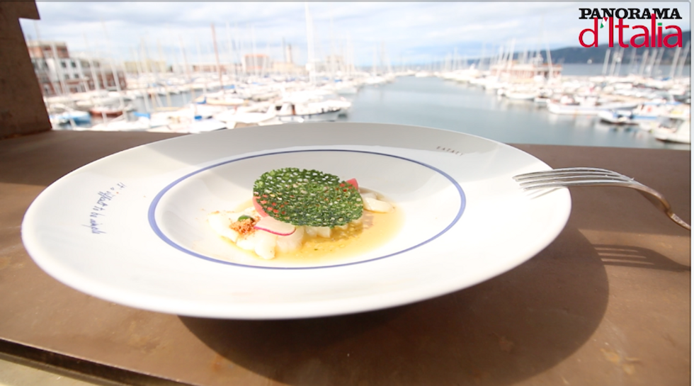 La ricetta di Andrea Berton a Trieste: il brodo di prosciutto crudo con merluzzo e rapanelli