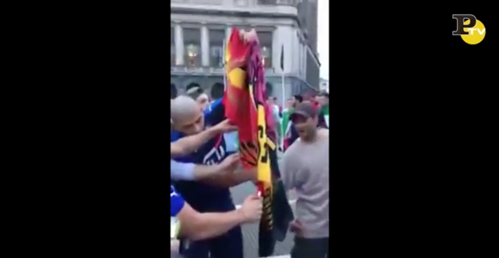 Euro 2016: Tifosi italiani bruciano la bandiera del Belgio - Video