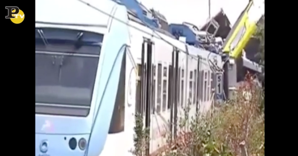 Scontro tra treni in Puglia: 20 morti e oltre 30 feriti - Video