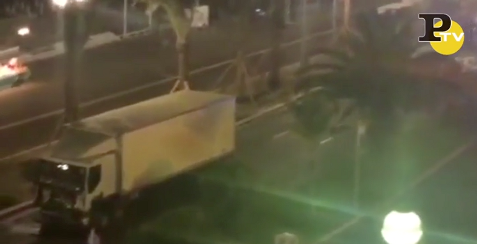 Attentato a Nizza: il tir della strage nel video di un italiano