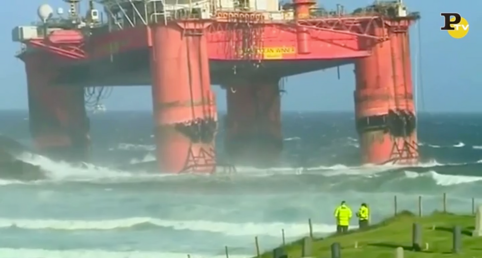 Scozia: tempesta sradica piattaforma petrolifera