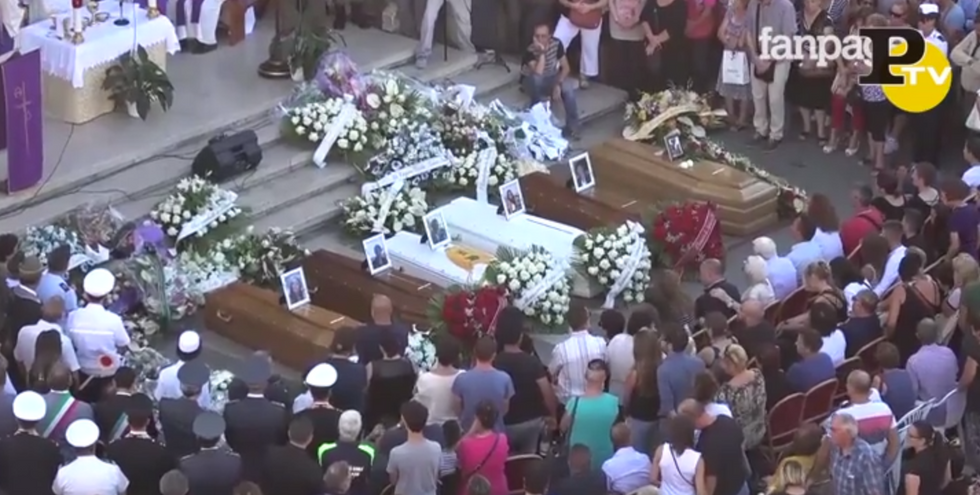 Terremoto Pescara del Tronto: la folla per i funerali delle vittime