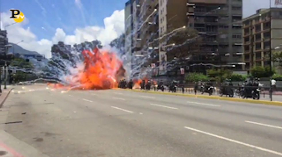 Venezuela, manifestanti lanciano bombe contro la polizia | Video