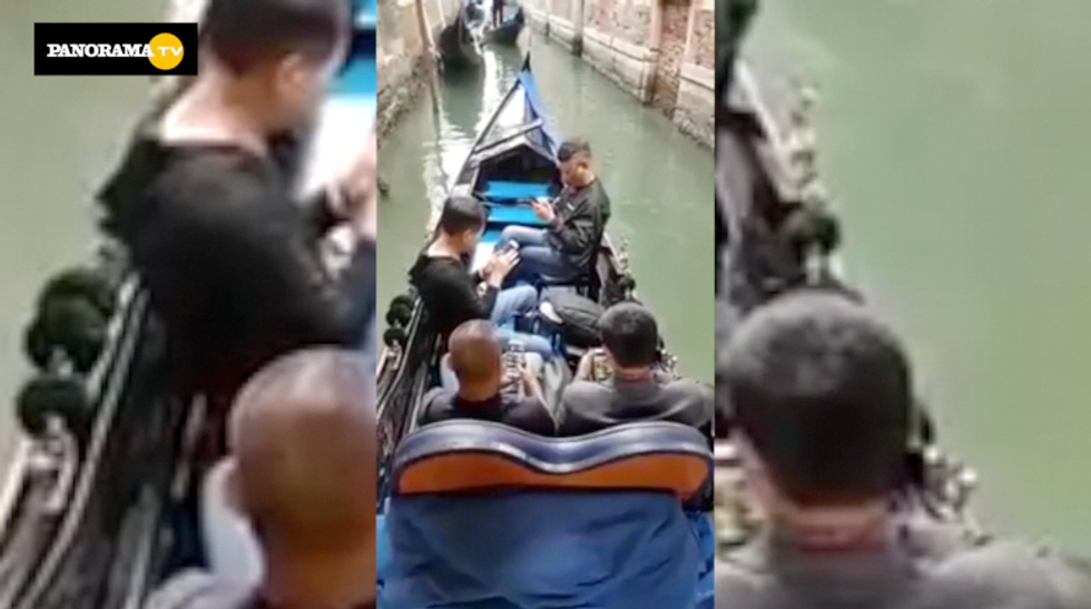 Venezia: giapponesi in gondola guardano solo il cellulare | video