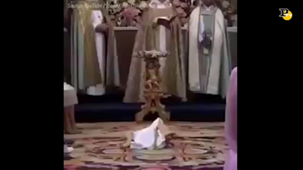 La principessina di Svezia si rotola in chiesa durante il battesimo della sorella