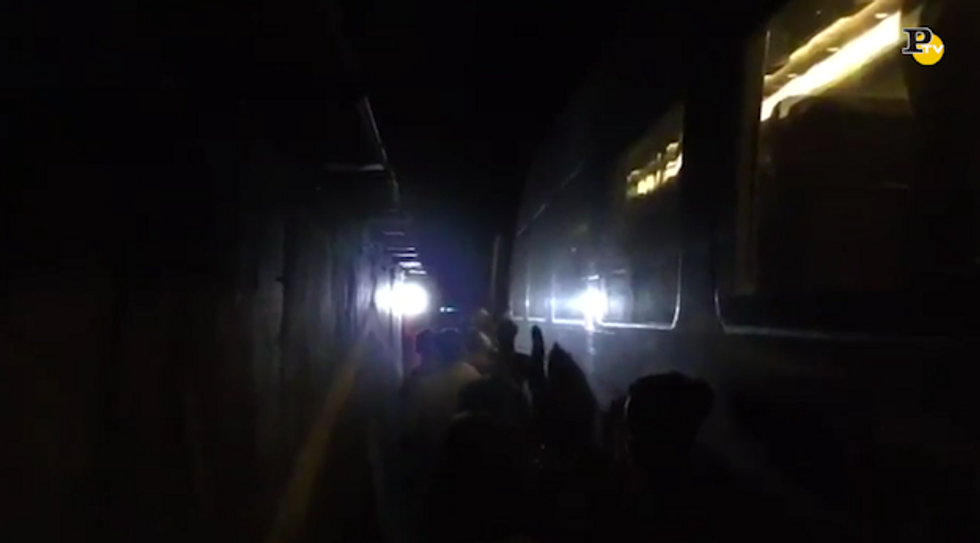 Treno Italo fermo in galleria: i passeggeri escono dalle carrozze