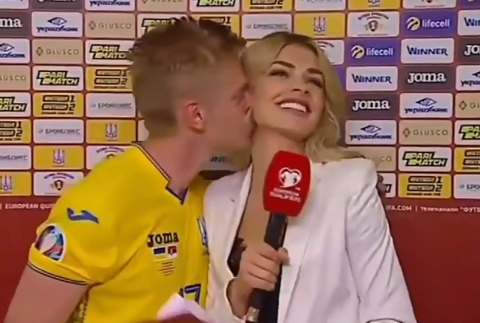 Ucraina, calciatore bacia giornalista durante l'intervista tv I VIDEO