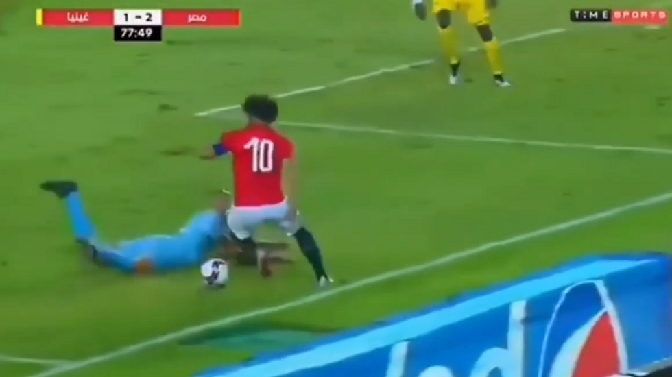 Salah, che giocata. Finta da urlo con la maglia dell'Egitto I VIDEO