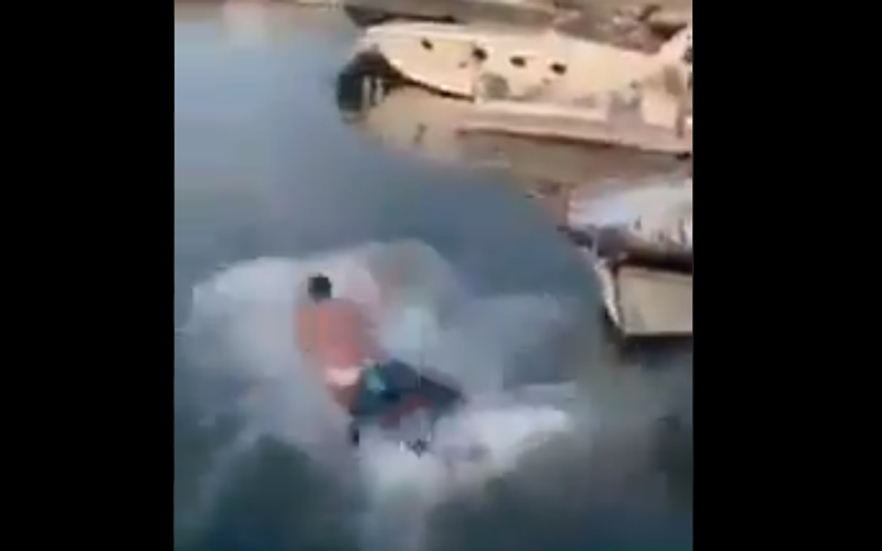 Balotelli, che scommessa a Napoli! Offre duemila euro per un tuffo in mare con il motorino I VIDEO