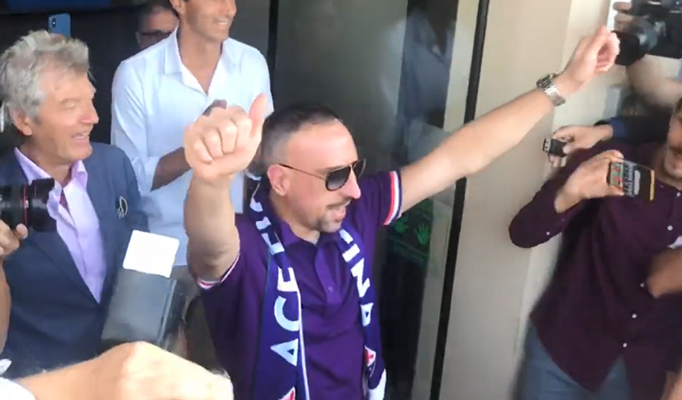 Ribery, delirio dei tifosi della Fiorentina al suo arrivo I VIDEO