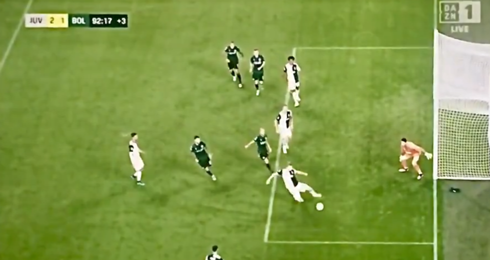 De Ligt, braccio con rischio rigore nel finale di Juventus-Bologna I VIDEO
