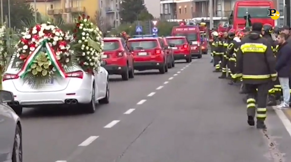 I funerali ad Alessandria, le bare dei pompieri trasportate dalle autocisterne