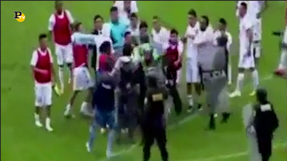 Arbitro picchiato da tifosi e giocatori in Perù