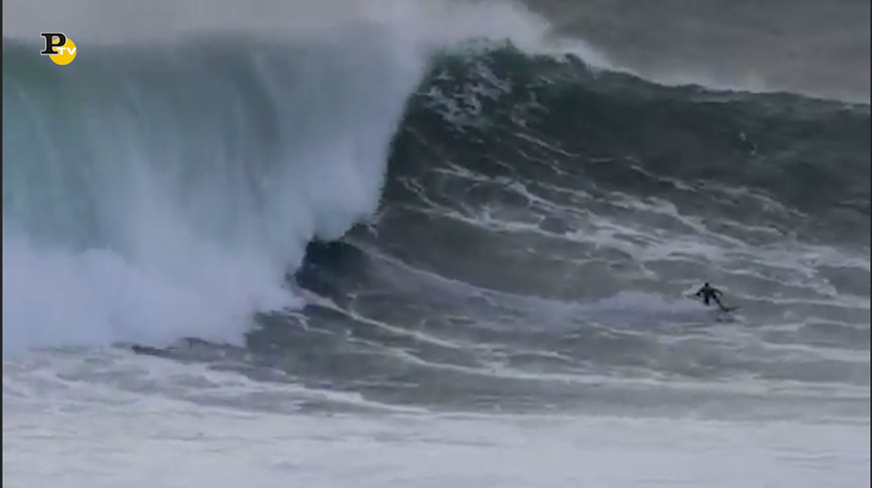 Famoso surfista sorpreso da un'onda altissima in Portogallo